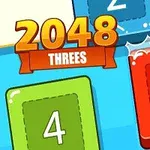 Farverige nummererede felter med et banner med teksten 2048 Threes i forgrunden