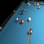 Billardbord med en hvid cueball og flere farvede kugler spredt rundt på en blå filtdug