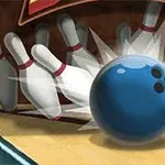 En blå bowlingkugle rammer hvide kegler på en bowlingbane