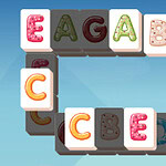 Fliser med farverige bogstaver stablet i en L-form på en blå baggrund