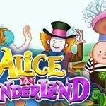En tegnet scene med fantasifigurer, herunder en pige med lyst hår i lyseblå kjole og en mand med høj hat, med teksten Alice in Wonderland i farverige bogstaver