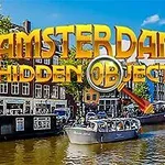 En bykanal i Amsterdam med både og farverige huse under en blå himmel, med teksten Amsterdam Hidden Objects i gyldne bogstaver