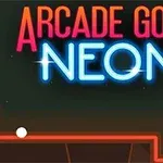 Teksten Arcade Golf Neon i skarpe neonfarver med en hvid bold på en lysende orange bane