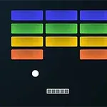 Farvede blokke arrangeret i rækker med en hvid bold og en rektangulær plade nedenunder på sort baggrund, med et rødt Atari-logo i hjørnet