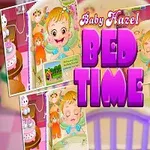 Smilende baby i blå pyjamas med legetøj og sengetidstema i baggrunden