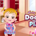 En glad baby iført en blå kjole med en stetoskop i et farverigt værelse, med teksten Baby Hazel Doctor Play skrevet ved siden af