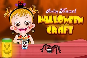 Et barn med halloween-tilbehør sidder ved et bord med et papirspøgelseshåndværk, et græskarlys og en tegnet edderkop på bordet