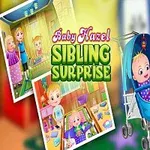 Baby står ved siden af en barnevogn med en baby, og der er to indrammede billeder af lignende scener i baggrunden