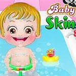Et lille barn med smilende ansigt sidder i et badekar omgivet af badelegetøj og en animeret abe på væggen