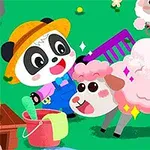 En tegnet panda med hat klipper en lyserød får omgivet af andre får på en grøn mark