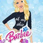 Blond kvinde i sort trøje med teksten oh my chic står imod en blå stjernebaggrund med Barbie logoet i forgrunden