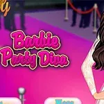 En smilende kvinde med langt, brunt hår i en elegant, hvid kjole står foran en pink baggrund med teksten Barbie Party Diva
