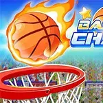En flammende basketball svæver mod en rød basketkurv med en menneskemængde i baggrunden, og teksten Basket Champ er vist