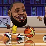 To animationsfigurer med store hoveder og smil spiller basketball på en bane