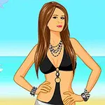 Kvinde i bikini med langt brunt hår, smykker og armbånd poserer ved stranden med en båd i baggrunden
