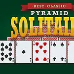 Kortspil-layout med seks spillekort på en grøn baggrund og teksten Best Classic Pyramid Solitaire øverst