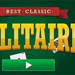 Titeltekst med Best Classic Solitaire på en grøn baggrund, med kort og en play-knap