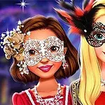 To kvinder i elegante masker og smykker står sammen, baggrund med lilla nuancer