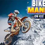 Motorcyklist iført beskyttelsesudstyr kører op ad en snedækket bjergside med teksten Bike Mania On Ice i baggrunden