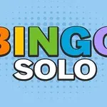 Tekst Bingo Solo i farverige bogstaver på en lyseblå baggrund med prikker
