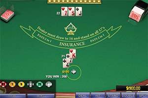 Grønt spillebord med kortspil, jetoner og teksten Dealer must draw to 16 and stand on all 17s, samt en pengepræmie på $500