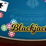Blå spillebord med kort og farverige jetoner, samt teksten Blackjack i midten