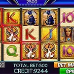 Slotmaskine med egyptiske symboler som katte, farao, og hieroglyffer samt en gevinstlinje