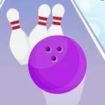 Lilla bowlingkugle på en bowlingbane med tre kegler