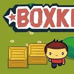 En tegneseriefigur med brunt hår står ved siden af to kasser på en græsgrøn baggrund med teksten BOXKID øverst