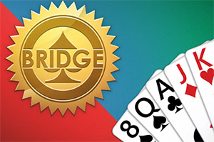 Guld- og rød-badge med ordet BRIDGE og et spadesymbol ved siden af en hånd med spillekort, inklusive ess, konge, dronning og 8er