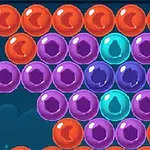 Røde, lilla og blå bolde arrangeret tæt sammen mod en mørk baggrund