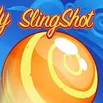 Titeltekst Candy SlingShot med en stor orange og gul stribet bolcheformet kugle mod en blå himmel med skyer og blomster