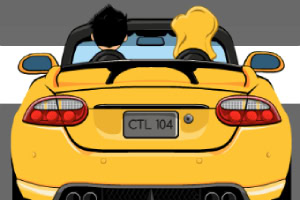 To personer kører i en gul cabriolet med nummerplade CTL 104 set bagfra