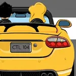 To personer kører i en gul cabriolet med nummerplade CTL 104 set bagfra