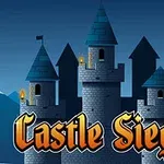 Et middelalderligt slot med tre tårne oplyst af fakler, omgivet af bjerge i baggrunden, med teksten Castle Siege i forgrunden