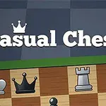 Tekst Casual Chess med skakbrikker og skakbræt i baggrunden