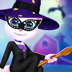 En kat iført heksehue og maske holder en kost omgivet af halloween-elementer som et græskar og et spøgelse