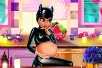 I Catwoman Pregnant tager du med Catwoman på en superhelts graviditetsrejse