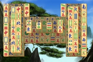 Et sæt mahjong-brikker med forskellige kinesiske symboler og farver er stablet foran et landskab med bjerge og træer i baggrunden