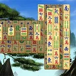 Et sæt mahjong-brikker med forskellige kinesiske symboler og farver er stablet foran et landskab med bjerge og træer i baggrunden