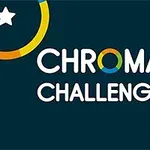 Tekst Chroma Challenge i midten med farverige cirkler og stjerner på en mørk baggrund