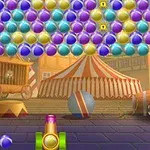 Flerfarvede bobler hænger over en cirkusvogn og et telt med en lille kanon nedenfor, i en farverig cirkus- eller karnevalscene