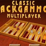Et klassisk backgammon-bræt med brikker og terninger vises på et træbord