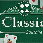 Grønt skilt med tekst Classic Solitaire omgivet af spillekortillustrationer