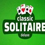 Grønt baggrundsbillede med fire spillekort øverst og teksten Classic Solitaire Deluxe i midten