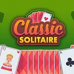 Kortspil med ordet Classic Solitaire og en række spillekort på en grøn baggrund