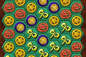 Farverigt mønster med hexagonale felter, der indeholder nøgler, tandhjul og dekorative symboler på en grøn baggrund