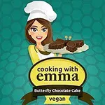 Tegning af en kvinde iført kokkehue, der holder en tallerken med sommerfugleformede chokoladekager over teksten cooking with emma – Butterfly Chocolate Cake – vegan på en grøn baggrund