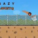 En bold med ildspor nærmer sig en basketballkurv på en baggrund af hegn og klar blå himmel