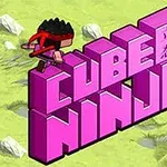 Lyserøde tredimensionelle blokke danner ordene CUBE NINJA på en grøn baggrund med en lille figur iført en rød maske ovenpå